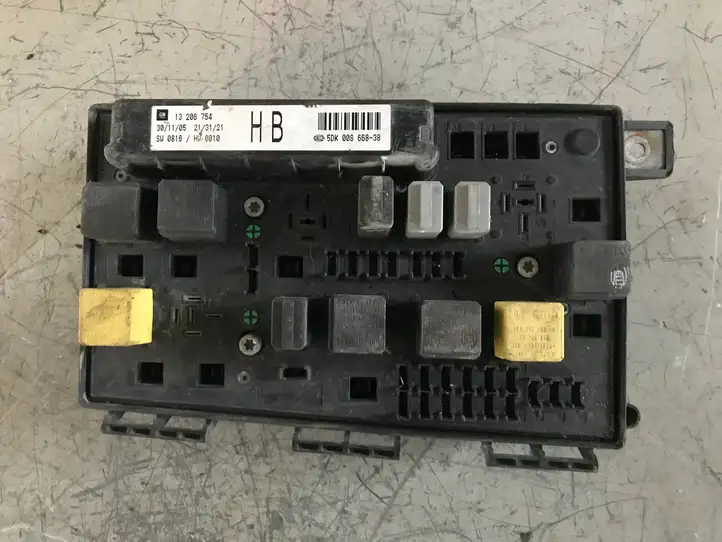 Opel Zafira B (2008 - 2014) 13206754 Блок предохранителей — фото 1