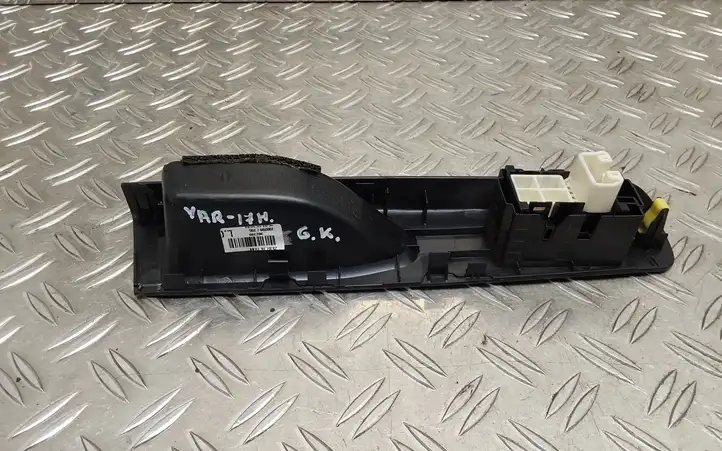 Toyota Yaris (2014 - 2019) 742720D400 Блок кнопок стеклоподъемников — фото 3