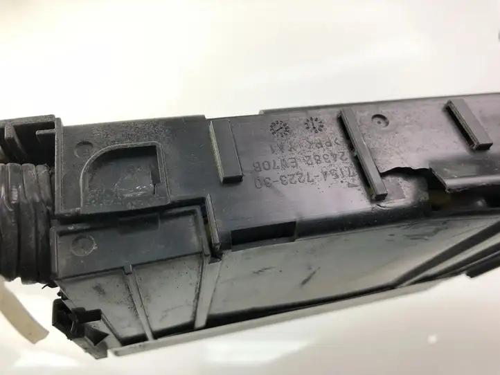 Nissan Juke I F15 (2010 - 2018) 7154722330 Блок предохранителей (комплект) — фото 3