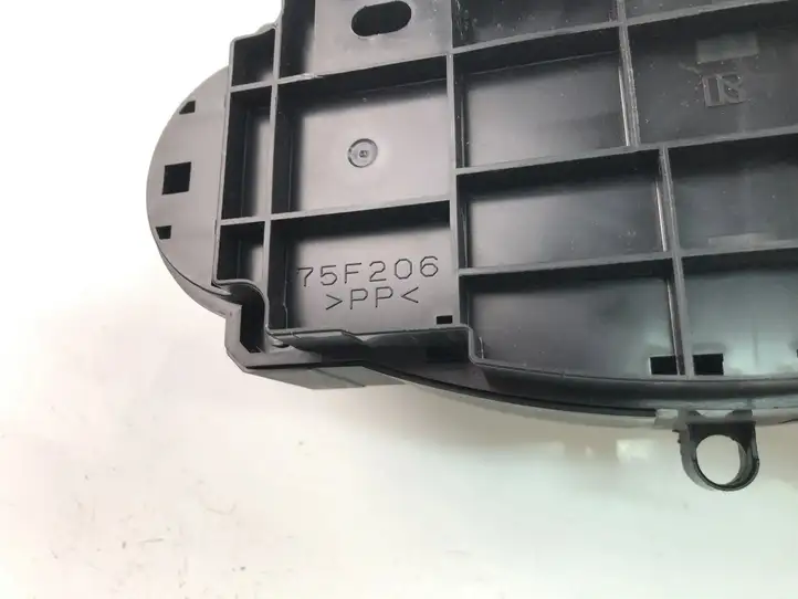 Toyota Yaris (2012 - 2014) 559000D360 Управление климат контролем — фото 3