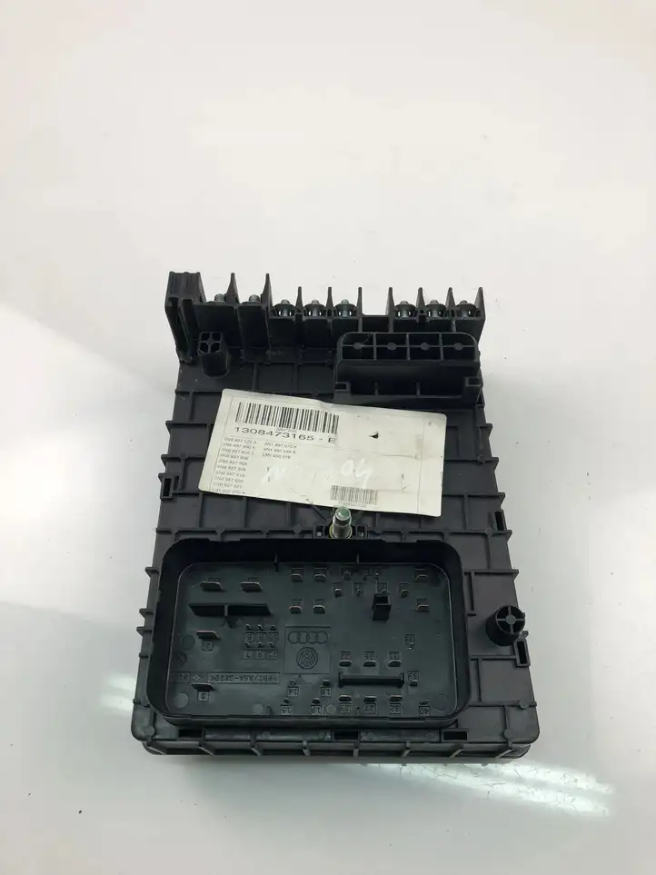 Volkswagen PASSAT B6 (2005 - 2010) 3C0937125A Блок монтирования реле — фото 2