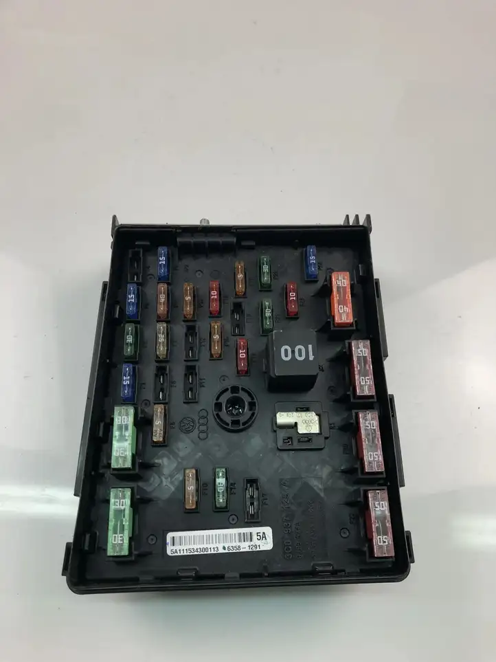 Volkswagen PASSAT B6 (2005 - 2010) 3C0937125A Блок монтирования реле — фото 3