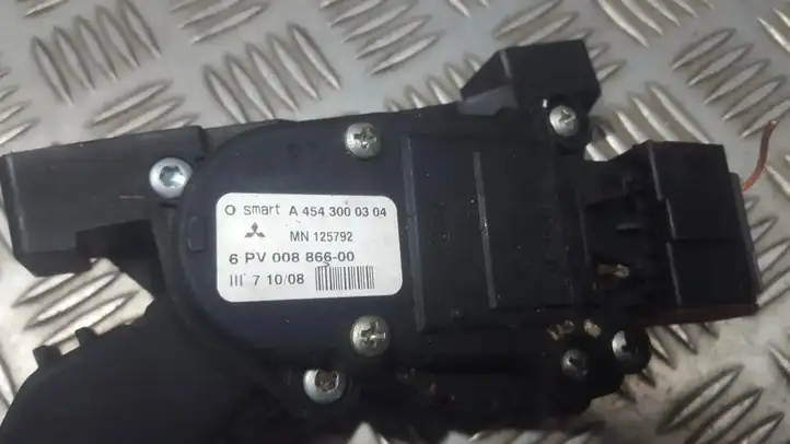 Mitsubishi Colt (2008 - 2012) A4543000304 Педаль акселератора — фото 2