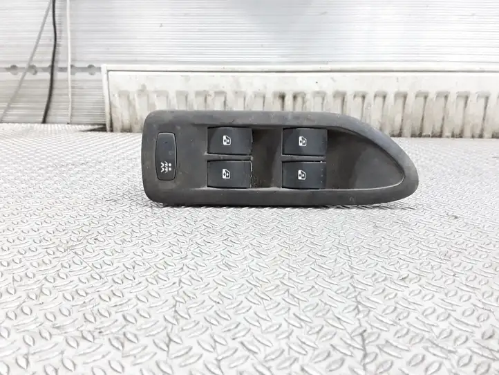 Renault Megane II (2002 - 2005) 018988 Кнопка стеклоподъемников — фото 1
