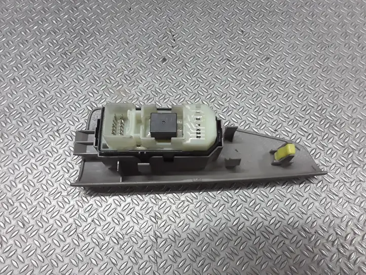 Toyota Corolla Verso E121 (2001 - 2004) 7427113040 Блок кнопок стеклоподъемников — фото 2