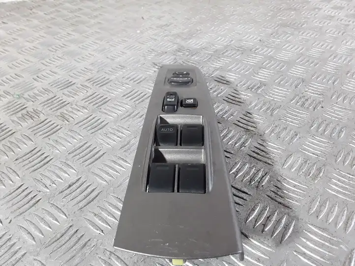 Toyota Prius (XW20) (2003 - 2009) 8482047050 Блок кнопок стеклоподъемников — фото 4
