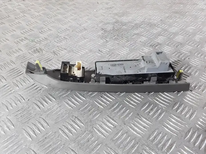 Toyota Prius (XW20) (2003 - 2009) 8482047050 Блок кнопок стеклоподъемников — фото 6