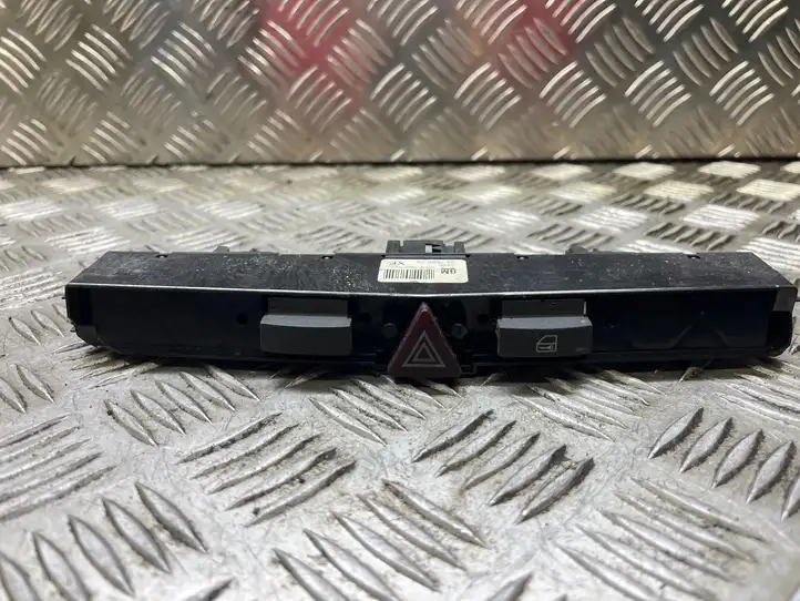 Opel Astra H (2004 - 2009) 03758075 Включатель аварийных фонарей — фото 1
