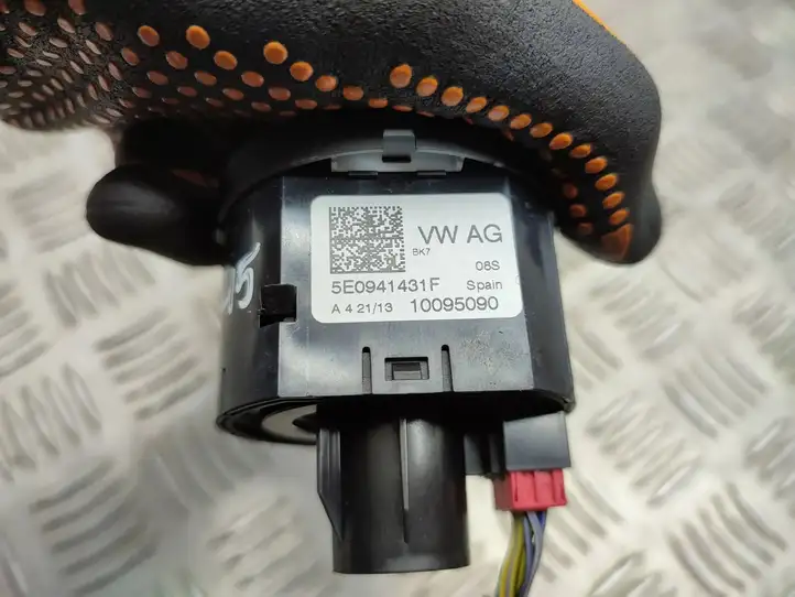 Skoda Octavia Mk3 (5E) (2013 - 2019) 5E0941431F Включатель фонарей — фото 2