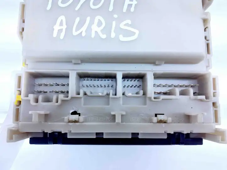 Toyota Auris 150 (2006 - 2012) 8273002J40A Блок монтирования реле — фото 3