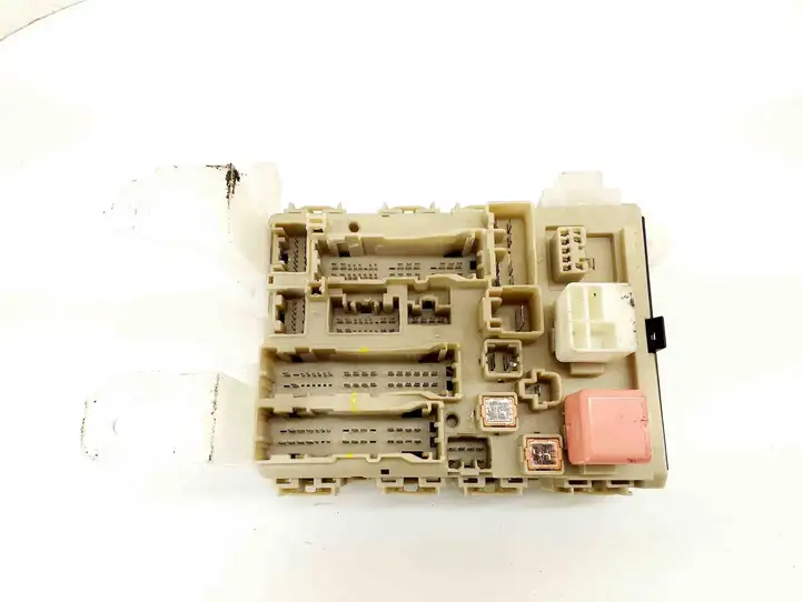 Toyota Auris 150 (2006 - 2012) 8273002J40A Блок монтирования реле — фото 6