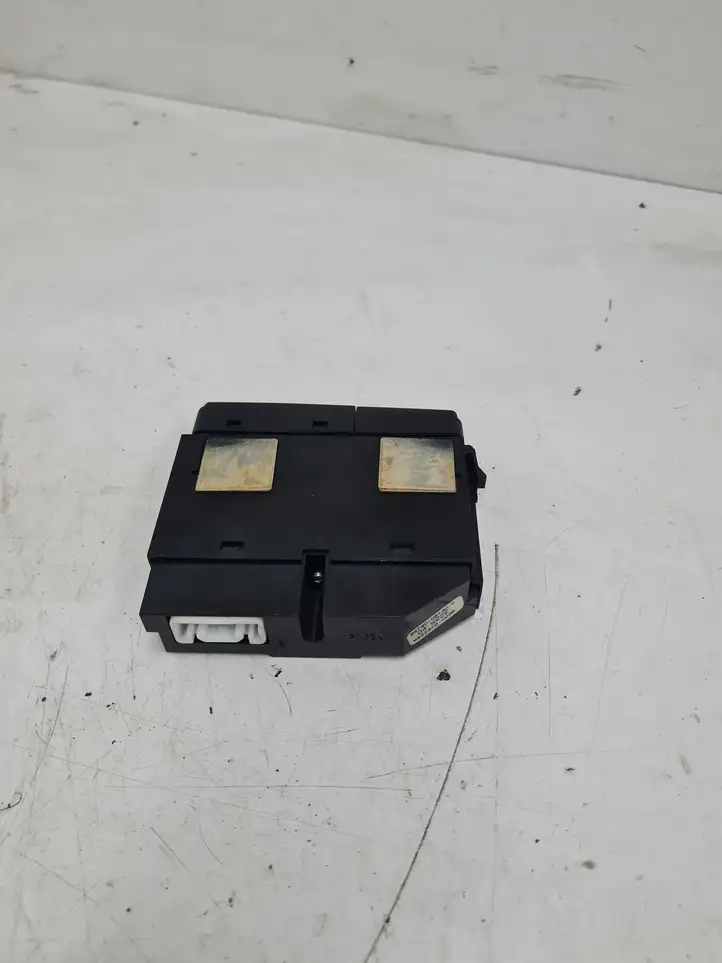 Toyota Avensis T250 (2003 - 2006) 8479005130 Кнопка обогрева стекла — фото 1