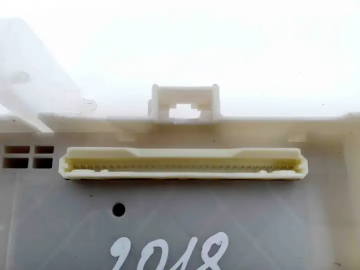 Toyota Yaris (2014 - 2019) 8273052K40 Блок монтирования реле — фото 3