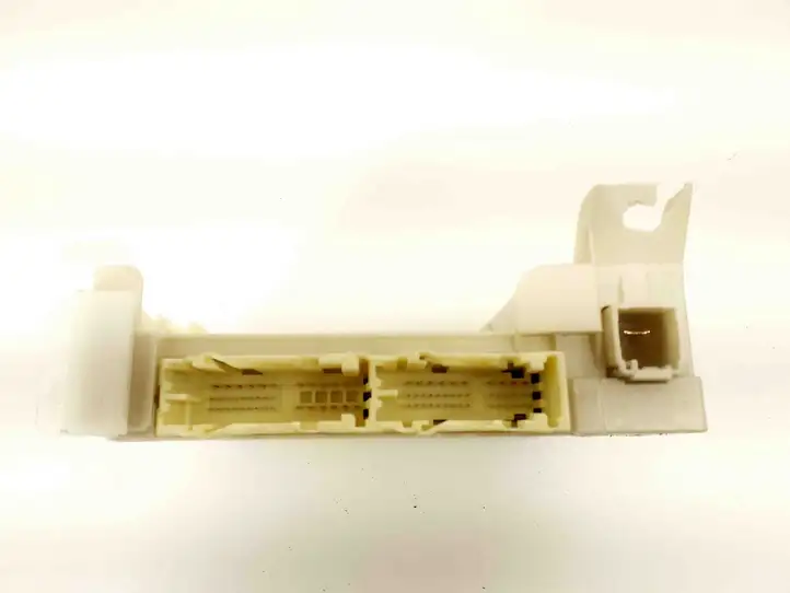 Toyota Yaris (2014 - 2019) 8273052K40 Блок монтирования реле — фото 4
