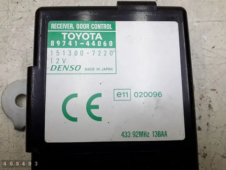 Toyota Avensis Verso (2001 - 2004) Блок управления дверью — фото 8