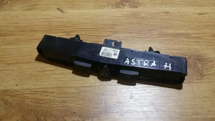 Opel Astra H (2004 - 2009) 03758075 Включатель аварийных фонарей — фото 1
