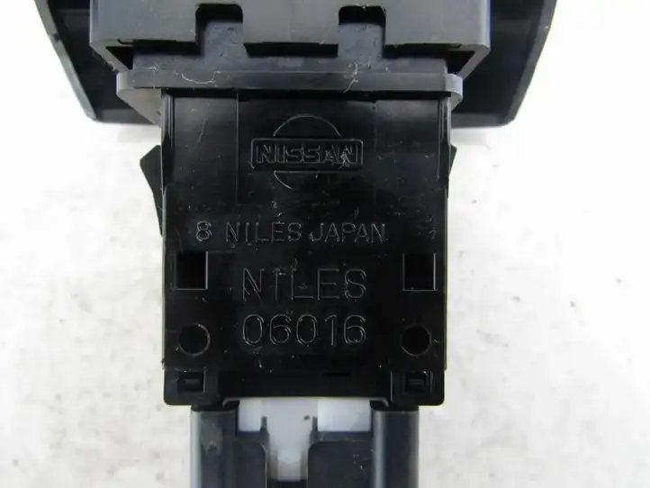 Nissan Primera (2001 - 2008) 06016 Включатель аварийных фонарей — фото 3