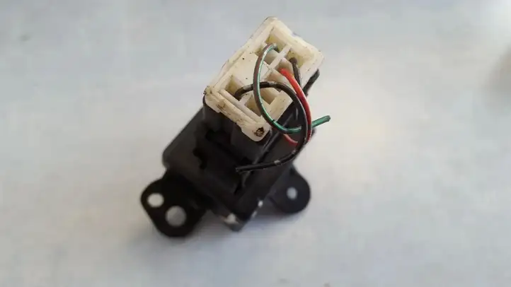 Nissan Primera (2001 - 2008) NILES06016 Включатель аварийных фонарей — фото 2