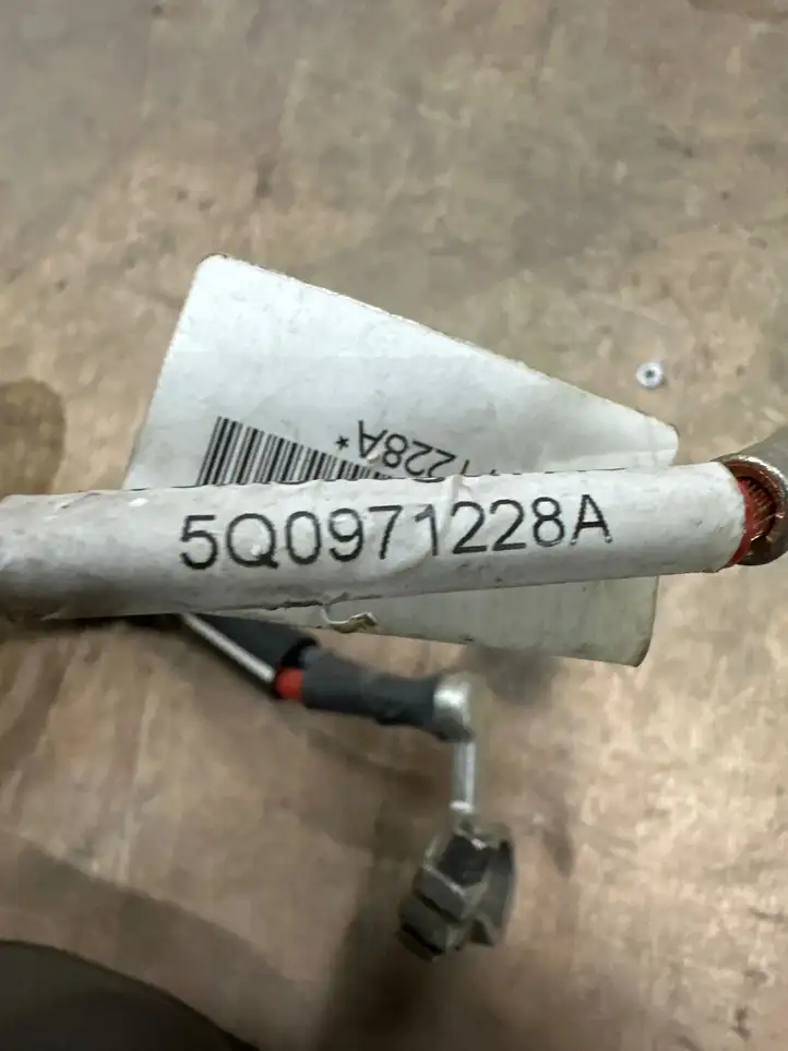 Volkswagen PASSAT B8 (2015 - ) 5Q0971228A Плюсовой провод аккумулятора — фото 3
