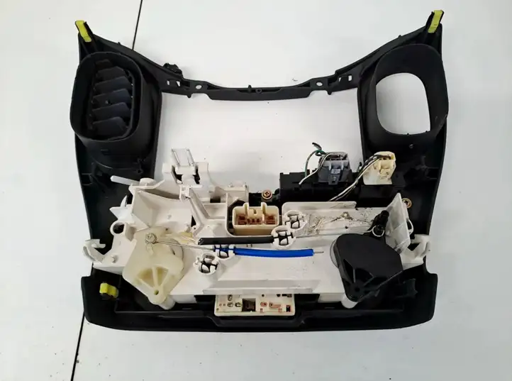 Toyota Yaris Verso (1999 - 2005) Блок управления климат-контролем — фото 3