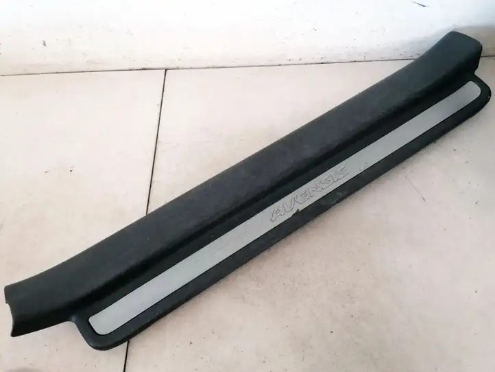 Toyota Avensis T250 (2003 - 2006) 6791305040 Внутренняя отделка переднего порога — фото 1