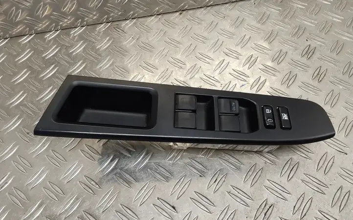 Toyota Yaris (2014 - 2019) 742320D690 Блок кнопок стеклоподъемников — фото 1