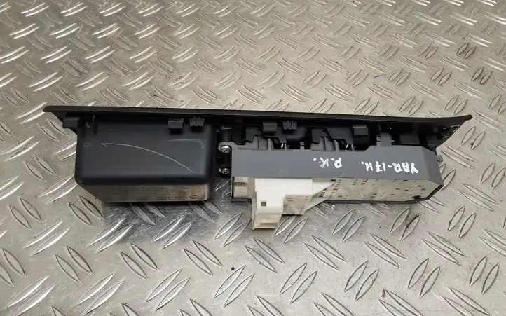 Toyota Yaris (2014 - 2019) 742320D690 Блок кнопок стеклоподъемников — фото 5