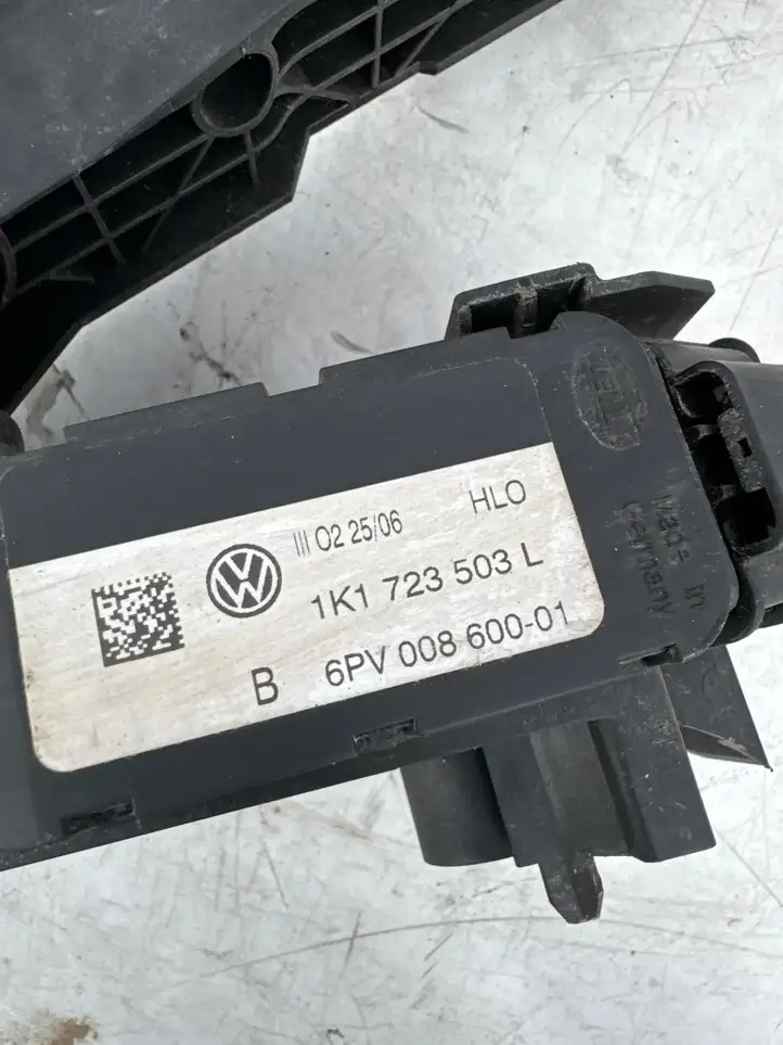 Volkswagen PASSAT B6 (2005 - 2010) 1K1723503L Педаль акселератора — фото 4