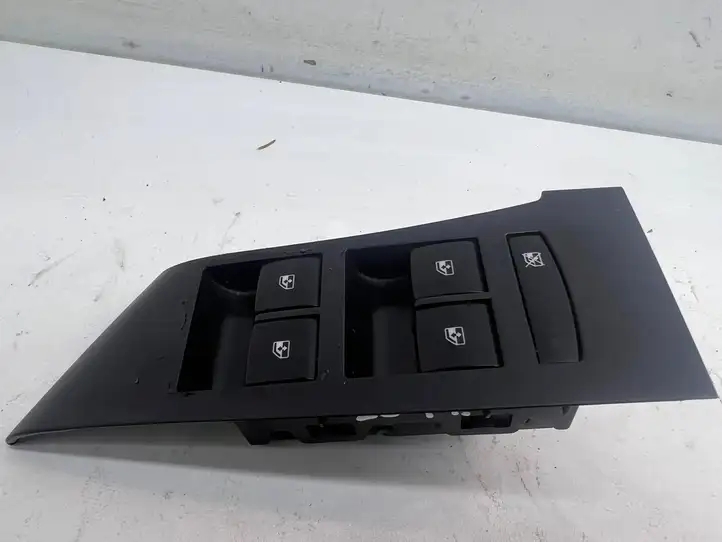 Opel Astra J (2009 - 2012) 13305011 Блок кнопок стеклоподъемников — фото 1