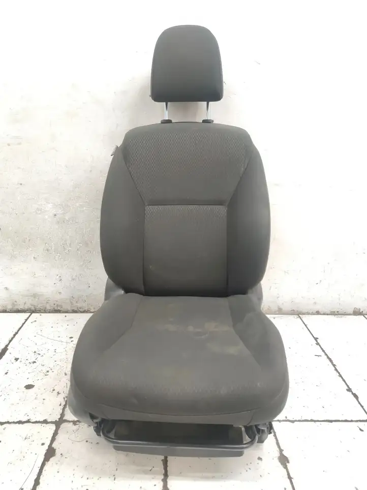 Toyota Auris 150 (2006 - 2012) 7175302020 Переднее сиденье пассажира — фото 1