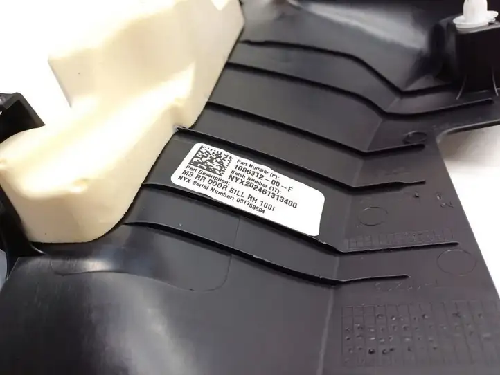 Tesla Model 3 (2017 - 2023) 1086312-00-F Накладка порога — фото 3