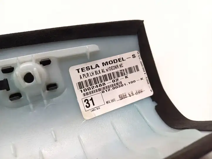 Tesla Model S (2012 - 2016) 1002488-02-K Накладка порога — фото 3