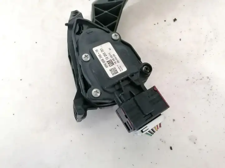 Chevrolet Orlando (2010 - 2015) 13253791 Педаль акселератора — фото 2