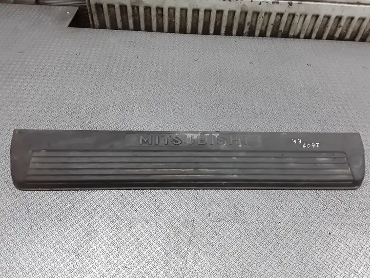 Mitsubishi Pajero (2003 - 2006) 1MR402149 Внутренняя отделка переднего порога — фото 1
