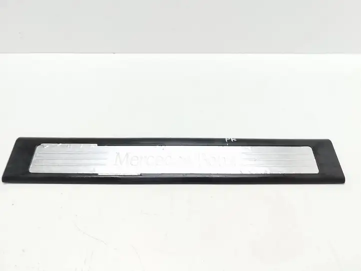Mercedes-Benz ML W164 (2005 - 2011) A1646803335 Внутренняя отделка переднего порога — фото 1
