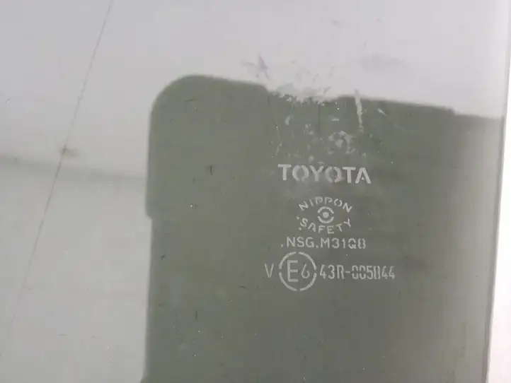 Toyota Corolla Cross (2021 - ) 6810316090 Стекло задней двери — фото 2