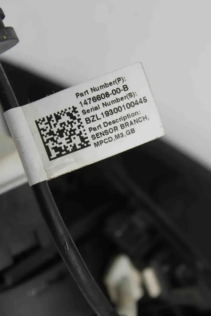 Tesla Model 3 (2017 - 2023) 147660800B Крышка зарядного разъема — фото 4