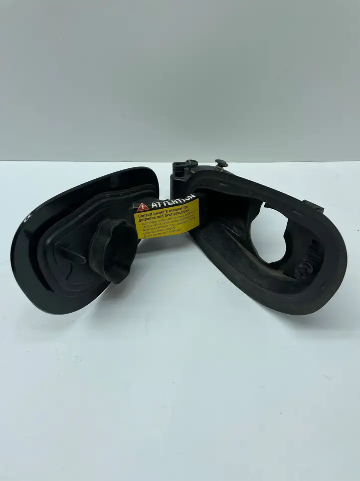 Chrysler Pacifica (2016 - ) 68239862AB Крышка зарядного разъема — фото 3