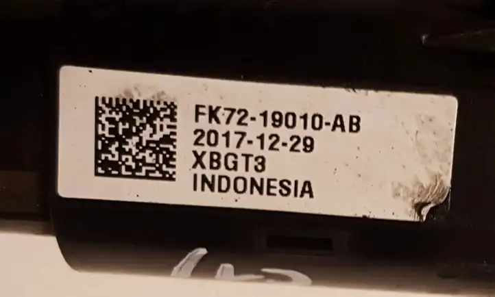 Jaguar F-Pace (2016 - ) FK7219010AB USB разъем — фото 3