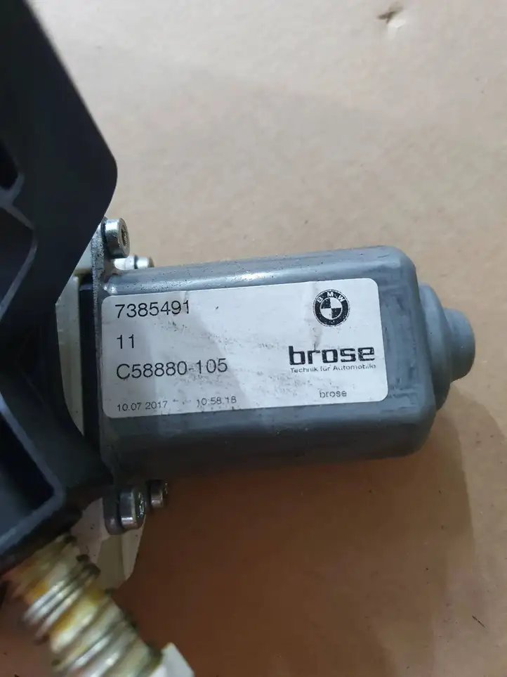 BMW 5 G30 G31 (2016 - ) 7385491 Механизм шторки багажника — фото 6