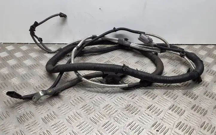 Infiniti Q70 Y51 (2013 - 2019) Плюсовой провод аккумулятора — фото 1