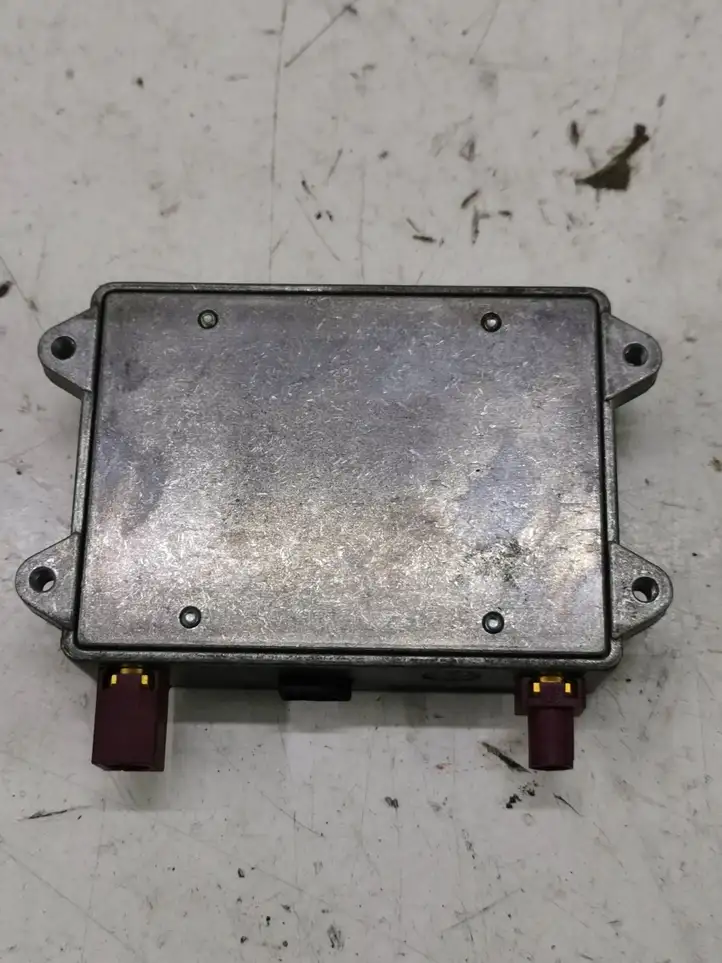 Audi A4 S4 B6 8E 8H (2000 - 2006) 8E0035456A Усилитель антенны — фото 2