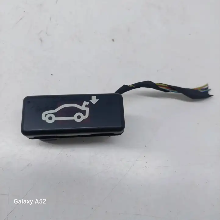 BMW 7 E65 E66 (2001 - 2008) 8375580 Кнопка закрытия багажника — фото 1