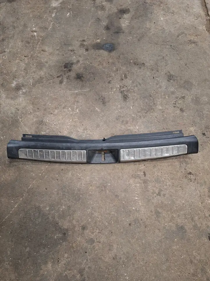 Toyota Avensis T250 (2006 - 2009) 5838705090 Отделка порога багажника — фото 1
