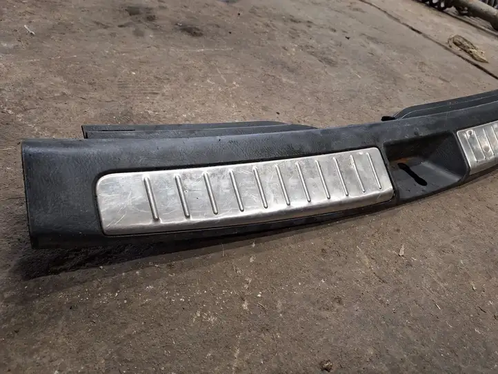 Toyota Avensis T250 (2006 - 2009) 5838705090 Отделка порога багажника — фото 4