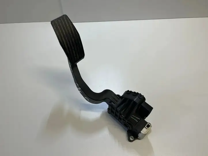 Opel Corsa D (2006 - 2010) 13305804 Педаль акселератора — фото 1
