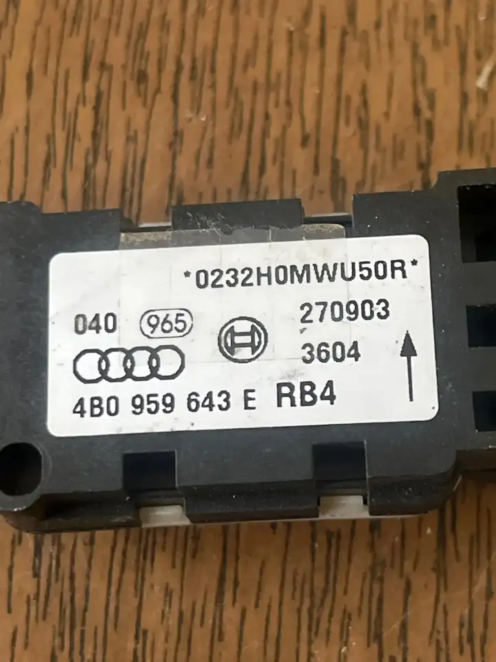 Audi A3/S3 8P (2003 - 2005) 4B0959643E Датчик удара SRS — фото 3