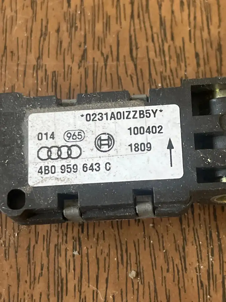 Audi A6 S6 C5 4B (1997 - 2001) 4B0959643C Датчик удара SRS — фото 3