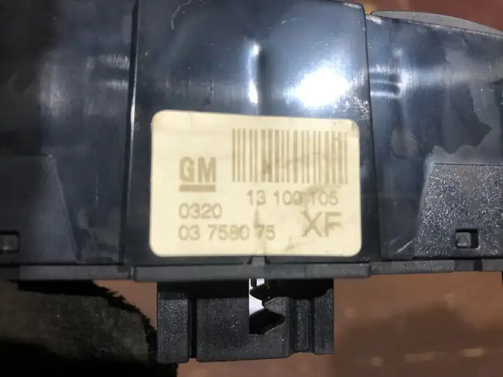 Opel Astra H (2004 - 2009) 13100105 Включатель аварийных фонарей — фото 3