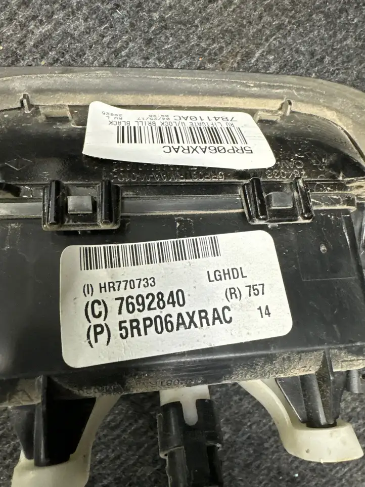 Chrysler Pacifica (2016 - ) 5RP06AXRAC Кнопка закрытия крышки багажника — фото 5